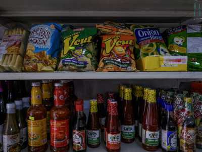 �Stiamo andando bene � dice Enrico �. Tra l�altro questo � l�unico posto a Bari dove � possibile trovare prodotti filippini quali le patatine "V-Cut" piccanti al barbecue...